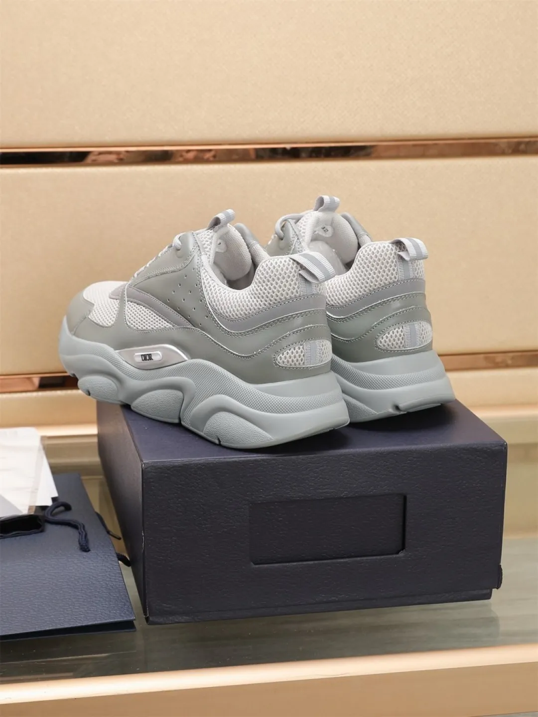 Men's shoes 💰P460💰【Dior】Dior✨ is online at the same time👏 This casual sneaker is a new product in the series and continues Di*r's classic style. The upper is made of original mesh and cow leather, with a two-color textured outsole, and the brand's iconic details on the rear collar and heel to enhance the style. Fashionable and versatile. Wear it with jeans or slacks for a casual look. Size: 38-44 (45 customized)